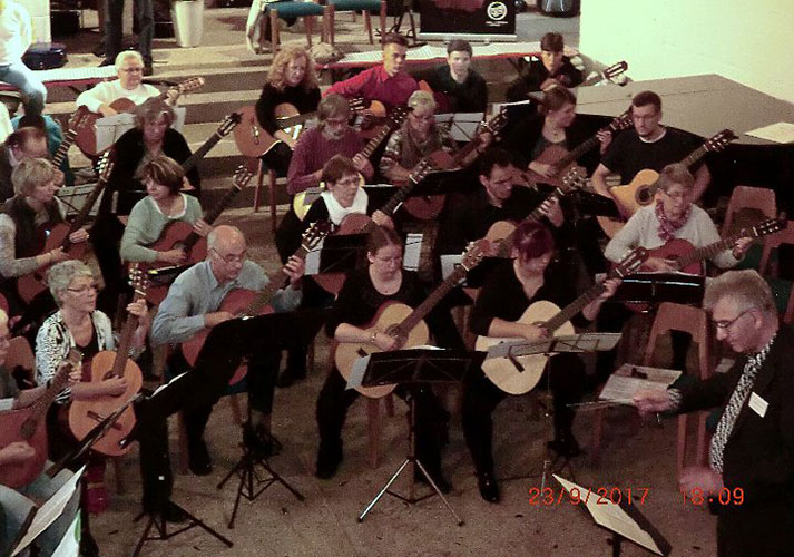 Michael Kubik dirigiert das 163 Mann starke Gesamtorchester beim MUSIKFEST am 23.09.2017 – hier im Bild zu sehen sind etwa zwei Drittel der Gitarren (Foto: ©Helga Jagodzinski)